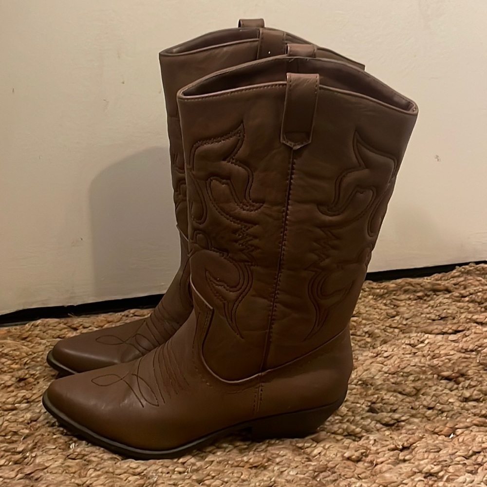 Cowgirl boots size 9 from soda